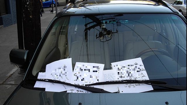 A găsit un bilet pe mașina parcată pe locul altcuiva. Când l-a citit, a intrat în panică. Ce scria