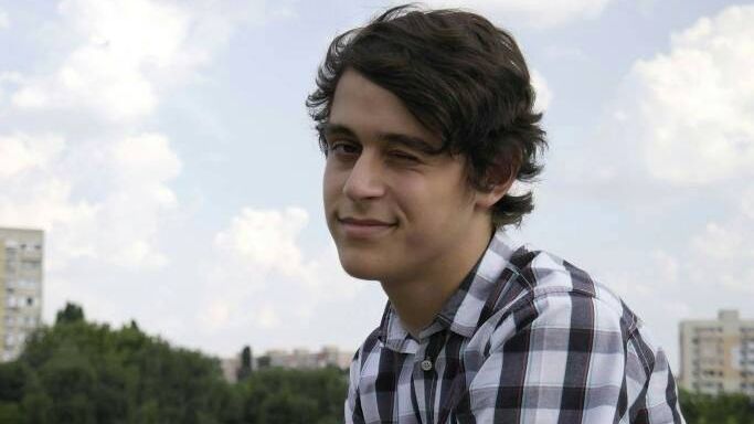 Veste bună despre Pavlos, tânărul care şi-a salvat din Colectiv prietenul aflat în scaun rulant