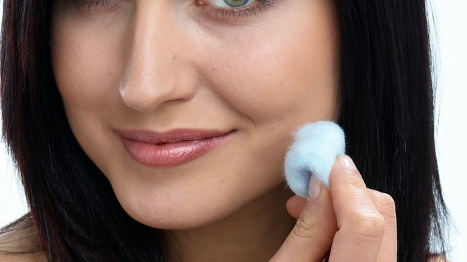 Truc să cureţi petele de vopsea de pe piele