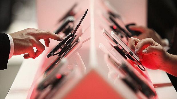 Un bărbat a vândut un telefon unui tânăr. Cumpărătorul, ŞOC când a ajuns acasă. A chemat poliţia