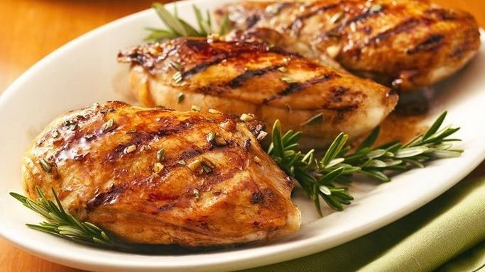 Tehnicile bucătarilor de top. Cum să găteşti corect pieptul de pui 