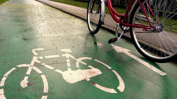 Fotografia zilei. Pistă pentru biciclişti, blocată de o bancă