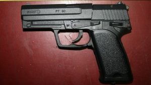 Arme şi cartuşe ridicate de poliţişti din Otopeni şi Snagov, pentru expertize balistice