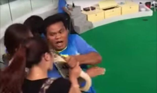 A vrut să sărute un piton pe gură. Mulțimea a început să țipe imediat după asta