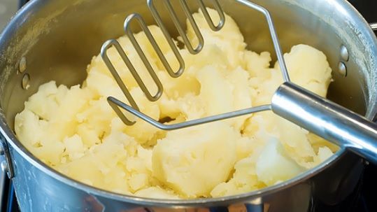 Cum faci cel mai bun piure de cartofi. Un ingredient pe care şi tu îl ai în casă face diferenţa!