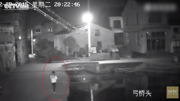 Momentul șocant în care o tânără care butona telefonul cade în râu și moare