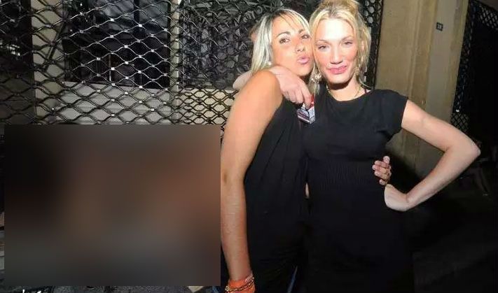 Au pus pe Facebook poza din club. Apoi, ȘOC: au văzut detaliul rușinos. Ce făceau 3 fete în spate