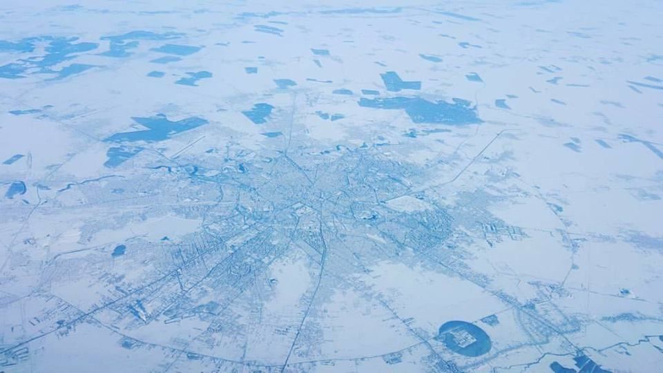 Imaginea fantastică a zilei. Bucureștiul înghețat, văzut din cabina unui avion