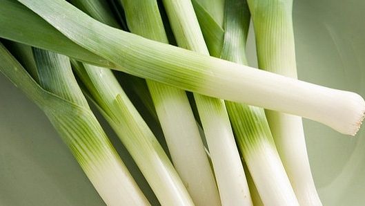 Alimente care protejează creierul. De ce e bine să mănânci praz, usturoi, dar şi ciocolată