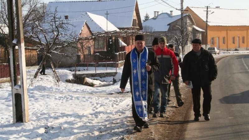 Preoții au venit cu Boboteaza și au adunat semnături pentru schimbarea Constituției