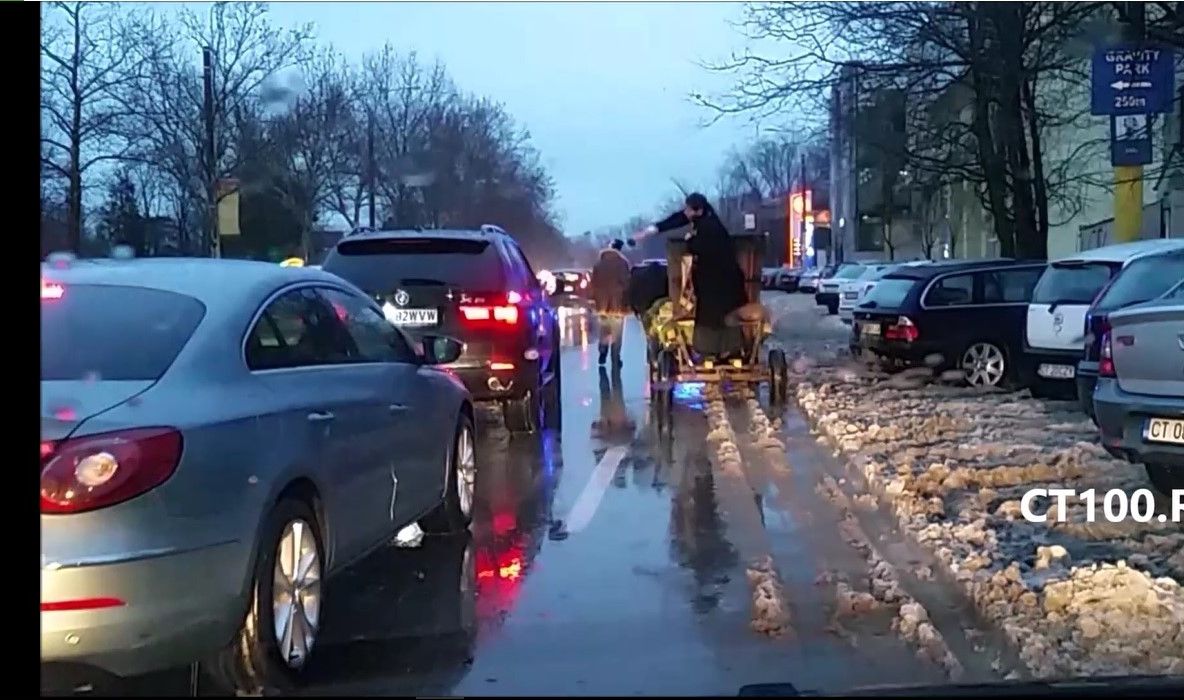 Imagini incredibile. Cum sfinţeşte preotul maşinile cu agheasmă, dintr-o căruţă aflată în trafic