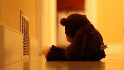 Cei doi copii din Giurgiu abuzaţi sexual de mamă ajung la un asistent maternal