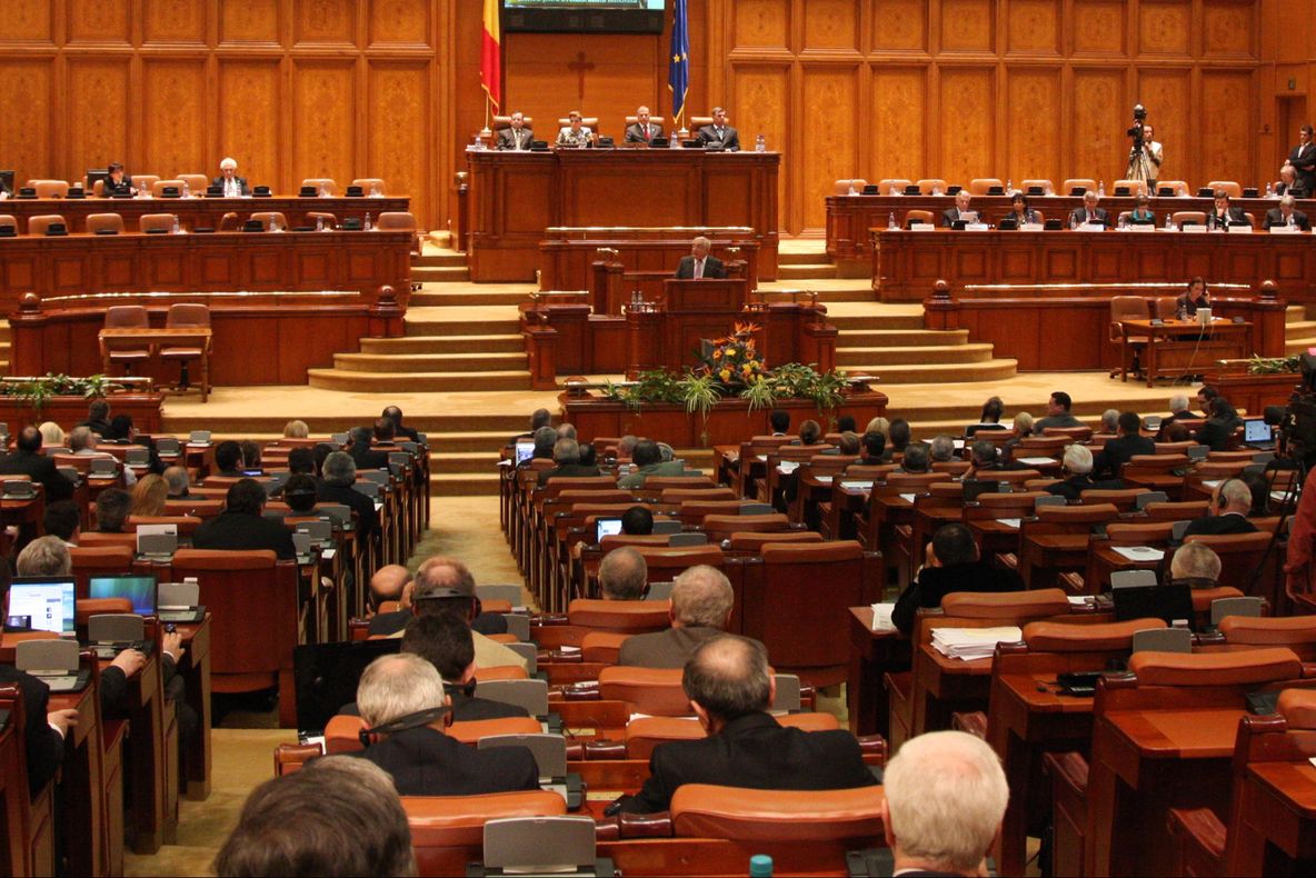 Oferte de partide, ca în anii '90. Câte formațiuni politice s-au înscris la Tribunal, în 2015 