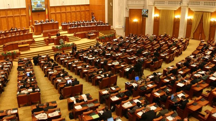 Mai multe femei în Parlament. Reprezentarea femeilor în politică va fi dezbătută astăzi 