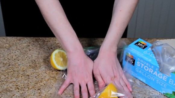 Ştiai că aşa se închide corect o pungă cu fermoar? Unde greşesc majoritatea 