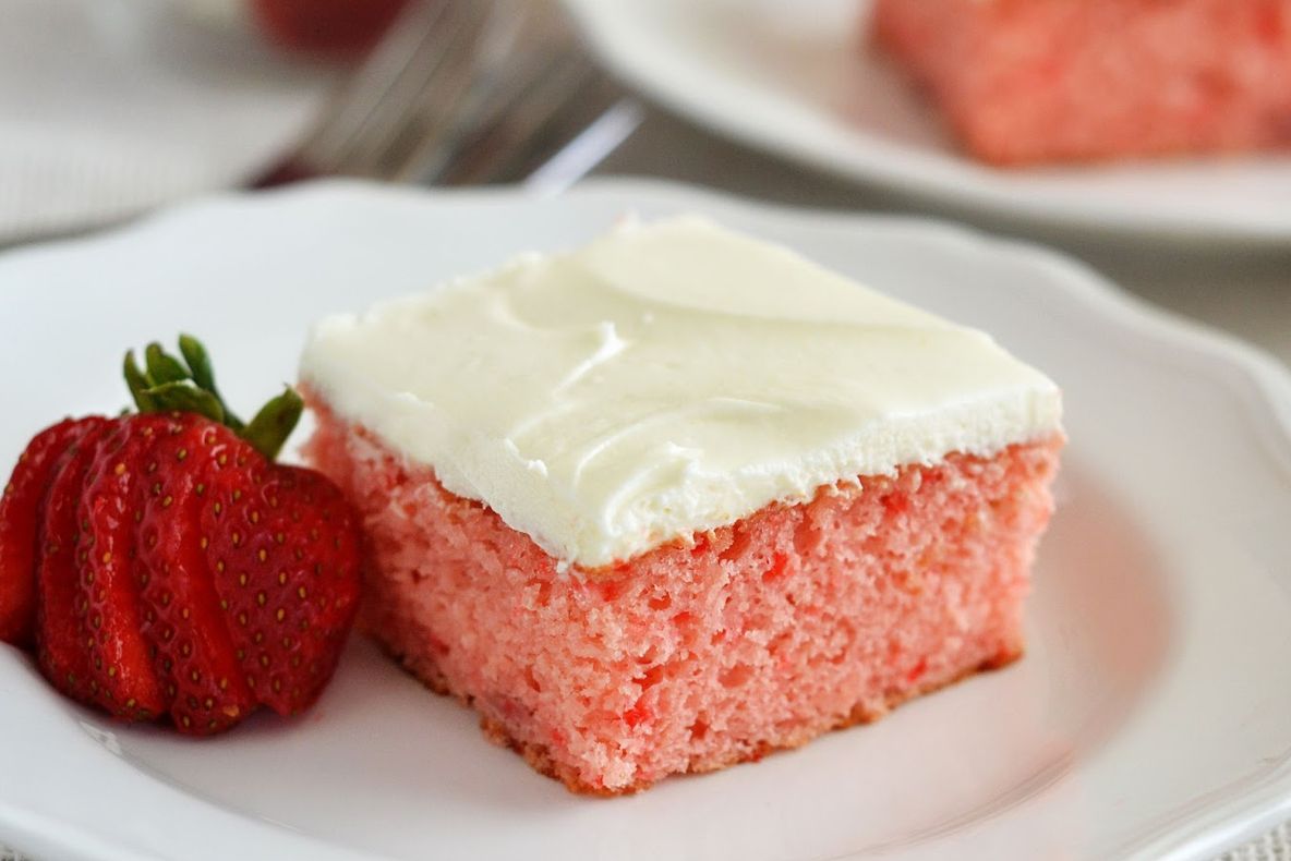 Desert sănătos. Cum faci prăjitură cu banane și căpșuni, fără ouă sau făină