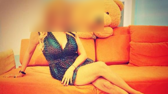 Momente jenate la o televiziune centrală. Prezentatoarea a fost lovită în direct de colegul ei