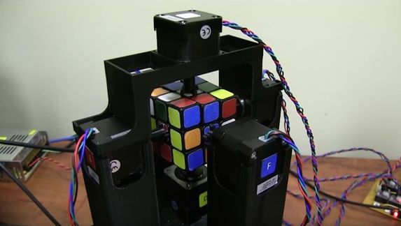 Robotul care rezolvă cubul Rubik în mai puţin de 2 secunde