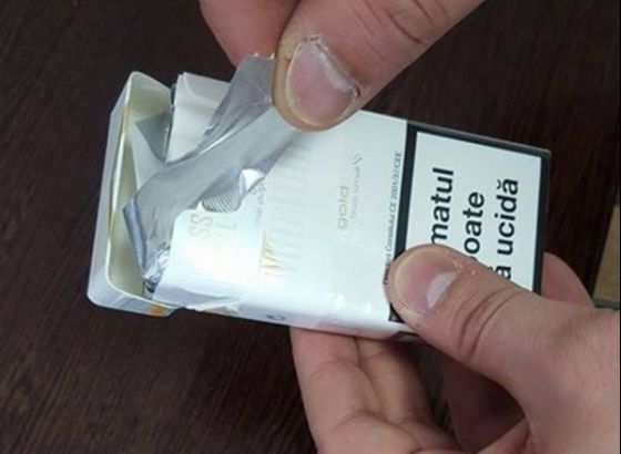 Toți fumătorii o rup și o aruncă. La ce folosește, de fapt, folia din pachetul de țigări