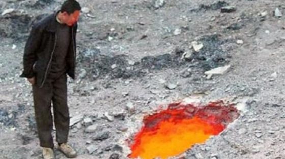 Au descoperit o gaură din care ieșeau flăcări. Când s-au apropiat să o cerceteze, au încremenit