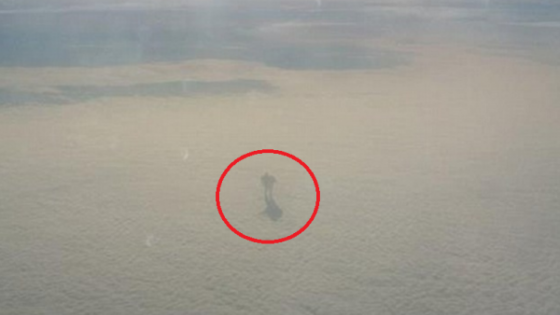 A făcut o poză din avion și a încremenit. Ce se vedea deasupra norilor