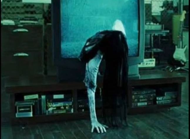 O mai ții minte pe fetița care ieșea din televizor?Cum arată după 14 ani de la terminarea filmărilor