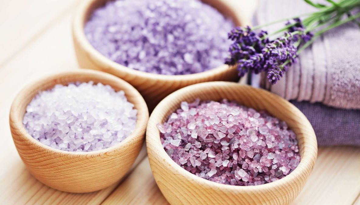 Băile cu sare, un răsfăţ înainte de culcare. Relaxează, dar şi vindecă anumite afecţiuni