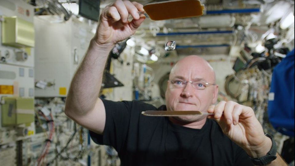 Cum joacă astronauţii ping pong în spaţiu. Demonstraţia VIDEO făcută de Scott Kelly