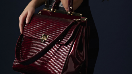 Geanta unei angajate Gazprom a ajuns pe mâna hoţilor. Ce au aflat poliţiştii şochează întreaga lume