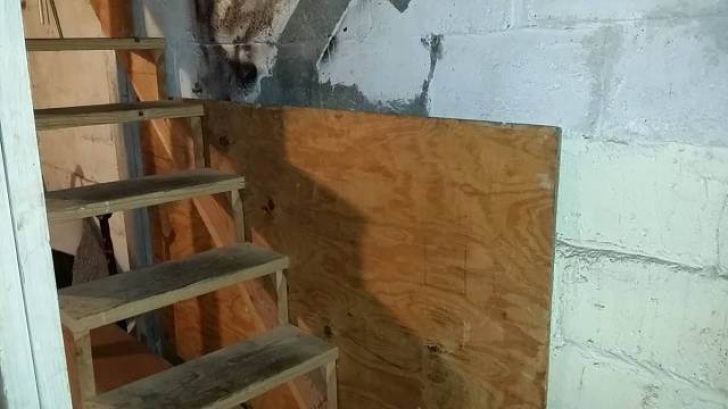 Au ajuns în subsolul casei cumpărate și au găsit o cameră secretă. Au intrat în ea și s-au îngrozit