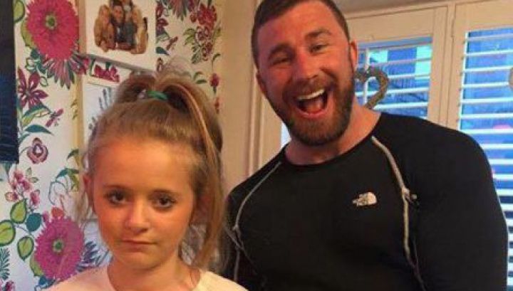 Găselniţa unui tată pentru a ţine băieţii departe de fiica sa: stârneşte râsul tuturor