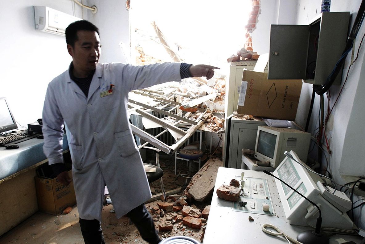 Muncitorii au demolat un spital în care se aflau încă medici şi pacienţi. Unde s-a întâmplat