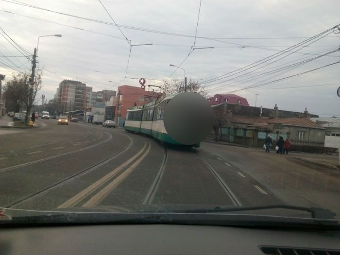 Imaginea șocantă surprinsă într-un oraș din România. Pare o scenă banală, dar o privire atentă..