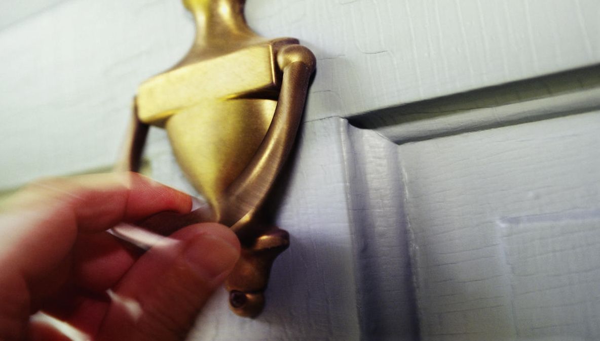 O străină a bătut la ușa lor. Când au aflat cine este, au rămas fără cuvinte. „E incredibil”