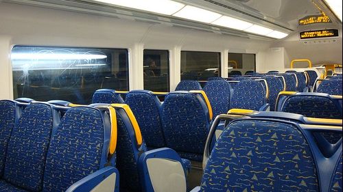 A luat o amendă mare pentru poziția în care stătea pe scaunul din tren. Ce i-a spus controlorul