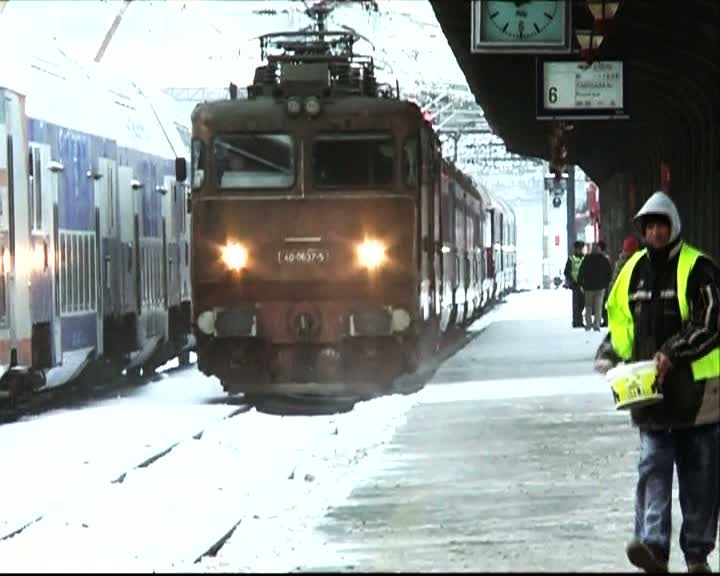 Trenurile întârzie cu orele. Călătoria cu trenul, o aventură în frig 