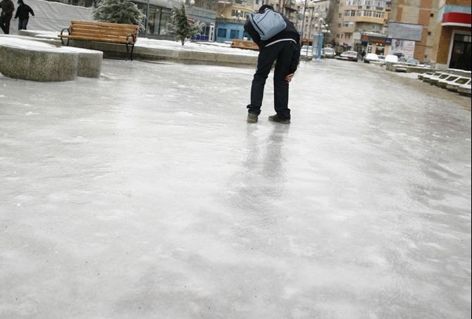 5 trucuri ca să nu aluneci pe gheață