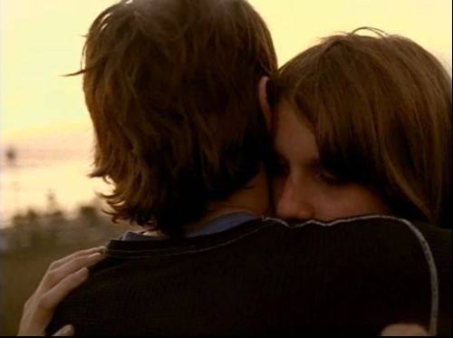 Și-a găsit soțul mort în baie. A închis ușa și s-a întins lângă el. Ce a urmat e cutremurător