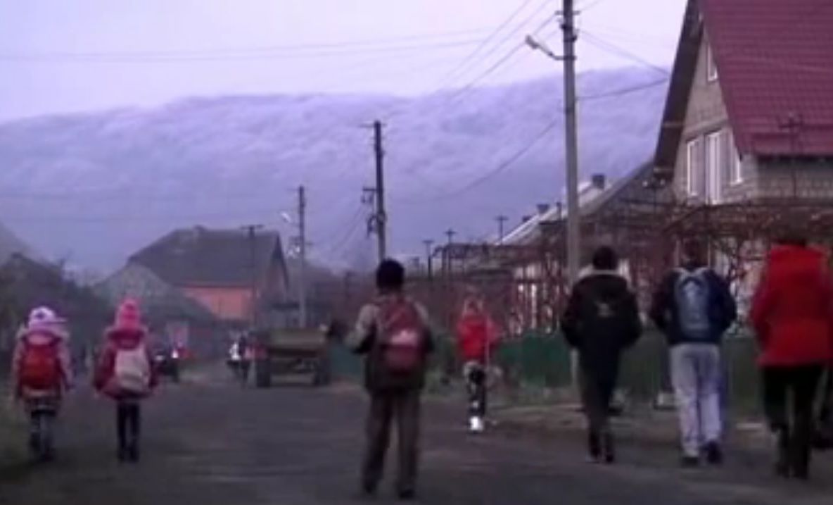 Satul cunoscut drept "tărâmul gemenilor", la câţiva paşi de graniţa cu România. Motivul e uluitor