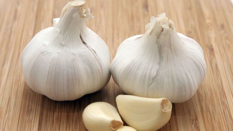 Ce se întâmplă dacă mănânci usturoi încolţit. Nici nu te gândeşti ce efect are asupra organismului 