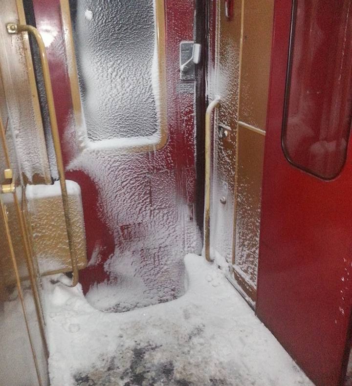 Imagini incredibile din tren. Vagon îngheţat, zăpadă în interiorul trenului. Replica CFR, ireală