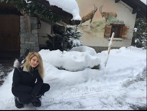 Valentina Pelinel a revenit în țară. Primele cuvinte ale fotomodelului despre tatăl copilului ei