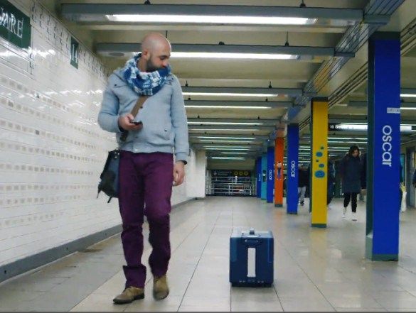 Valiza inteligentă care îşi urmează singură proprietarul