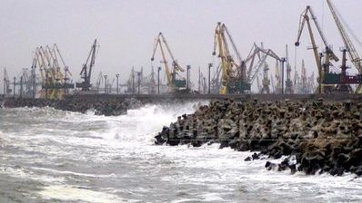 Traficul maritim și fluvial în porturile Mangalia și Midia, închis din cauza vântului puternic