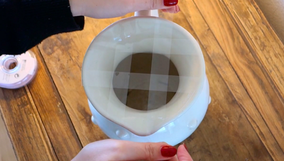 A pus bandă adezivă peste o vază și a rezolvat o problemă care dă bătai de cap tuturor 