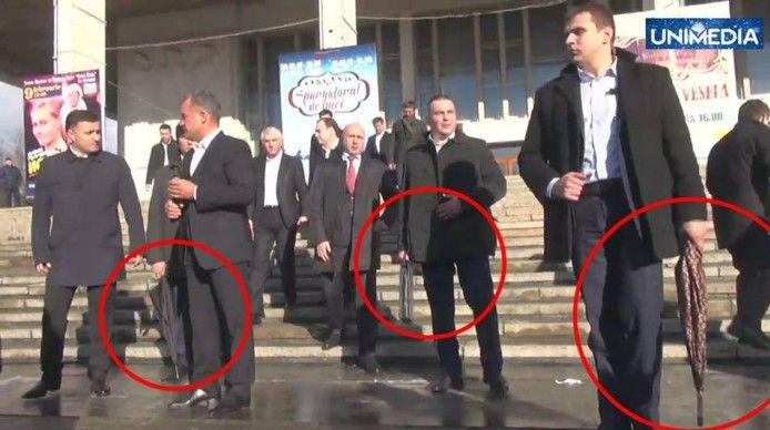 Plahotniuc în faţa propriilor susţinători: ca James Bond, cu umbrele anti-glonţ şi arme - FOTO