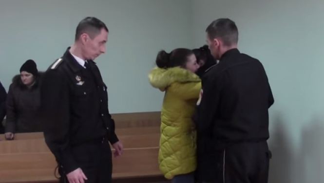 Scandal și furie. O mamă a fost trimisă la închisoare pentru că și-a ucis soțul care o abuza