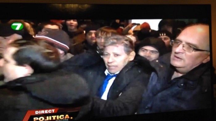 Liberalii moldoveni, atacați de protestatari. Mihai Ghimpu, cu capul spart
