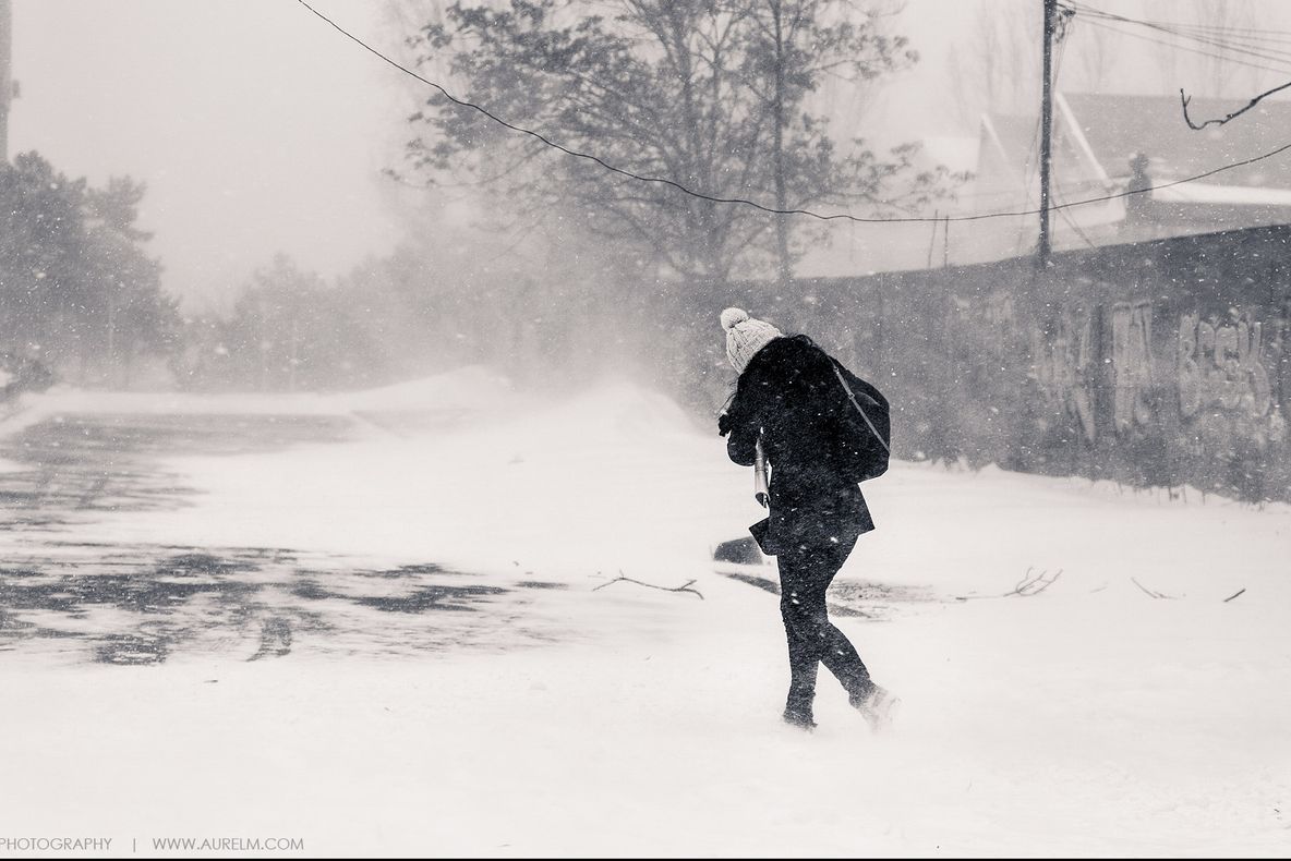 INFORMARE METEO. Vor fi lapoviţă şi ninsori viscolite în jumătate de ţară