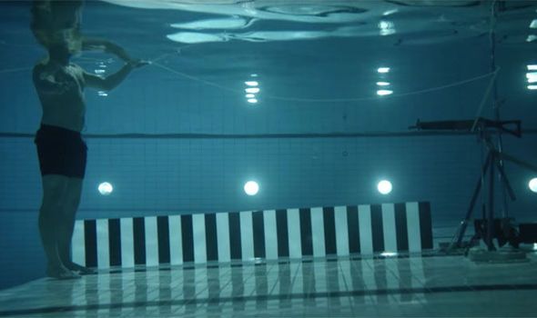 Un om de știință s-a împușcat sub apă ca să verifice un experiment. Ce s-a întâmplat